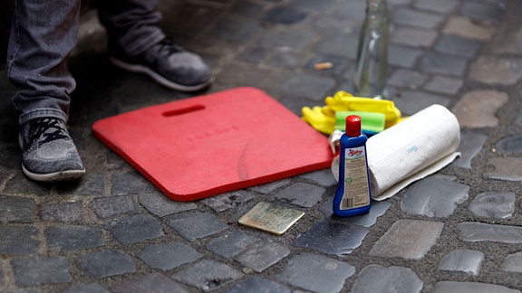 Reinigung von Stolpersteinen