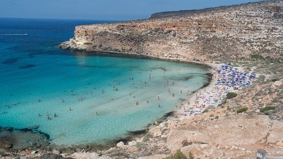 Ein Strand in einer Bucht.
