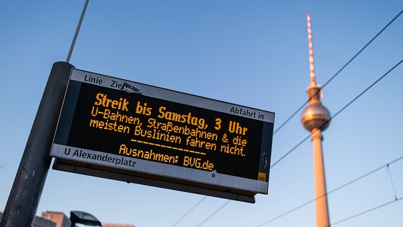 Eine digitale Infotafel mit dem Hinweis des aktuellen Warnstreik auf einem Bahnsteig am Alexanderplatz.