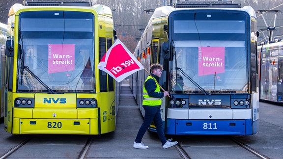Mitarbeitende des Nahverkehr Schwerin treffen sich zu einem Warnstreik der Gewerkschaft Verdi im Straßenbahndepot. 