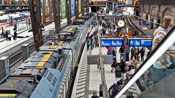 Zugreise in einem Bahnhof.