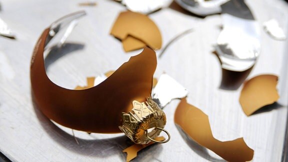 Symbolbild - Ärger an Weihnachten - Eine zerbrochene Christbaumkugel