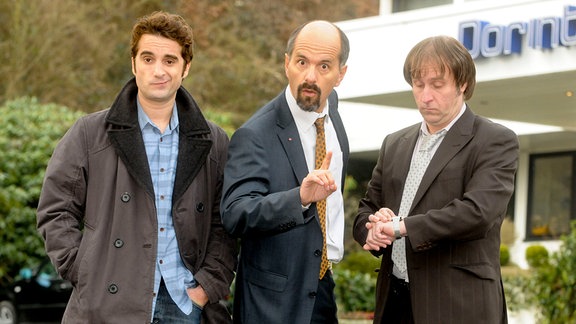 Die Schauspieler Bjarne I. Mädel, Christoph Maria Herbst, und Oliver K. Wnuk (v.re.) vor dem Dorint in Arsnberg.