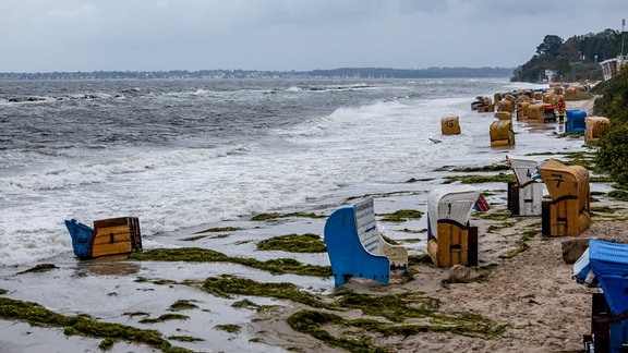 Strandkörbe werden in Kiel-Schilksee von den Flutwellen der Ostsee weggespült. 