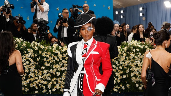 Janelle Monáe betritt den roten Teppich der Met Gala 2025