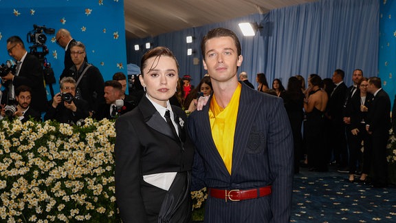 Aimee Lou Wood und Patrick Schwarzenegger kommen auf dem roten Teppich der Met Gala 2025 an