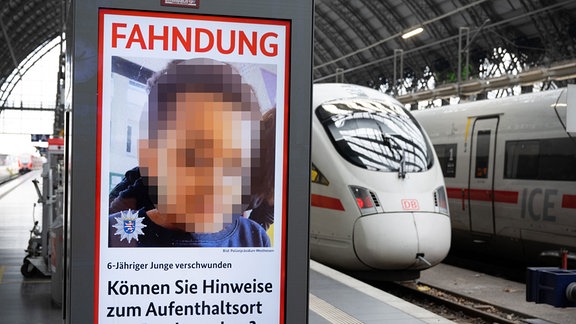 Mit einem Foto des vermissten Pawlos aus Weilburg sucht das BKA auf Infoscreens im Hauptbahnhof nach dem vermissten Jungen. 