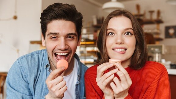 Ein junger Mann und eine junge Frau