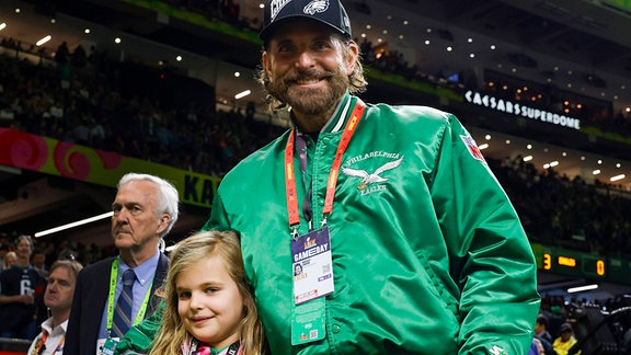Schauspieler und Regisseur Bradley Cooper und seine Tochter Lea tragen Jacken der Philadelphia Eagles.