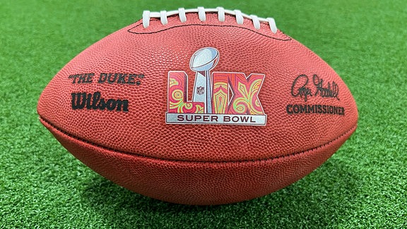Einer der offiziellen Bälle für das NFL-Super-Bowl-Football-Spiel ist in der Wilson Sporting Goods-Football-Fabrik zu sehen. 