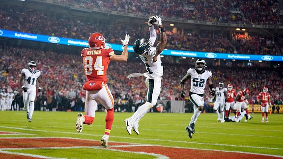 Spielszene:  Kevin Byard, Justin Watson und Zach Cunningham in Aktion