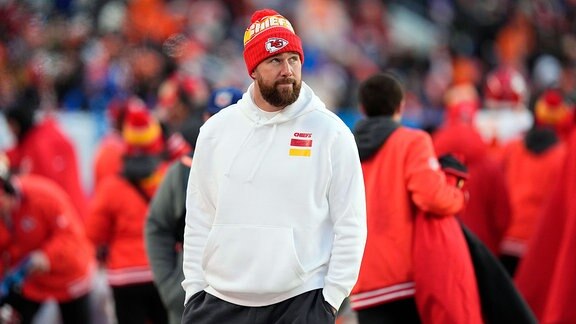 Travis Kelce 87, Tight End der Kansas City Chiefs, läuft in der zweiten Halbzeit gegen die Denver Broncos im Empower Field at Mile High an der Seitenlinie entlang.