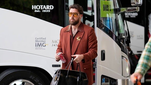  Travis Kelce steigt aus einem Bus