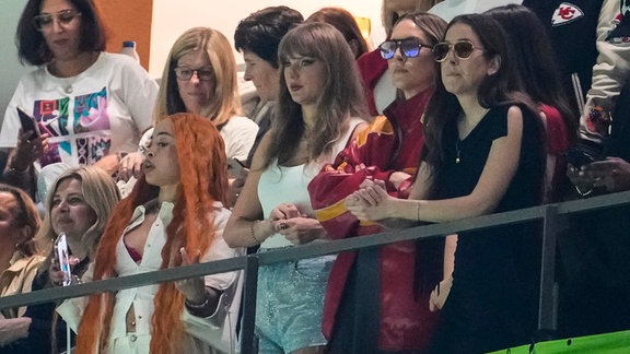 Ice Spice, from left, Taylor Swift, Este Haim und Alana Haim auf der Tribüne