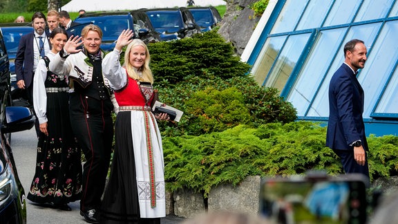 Kronprinz Haakon, Mette Marit, Sverre Magnus und seine neue Freundin.