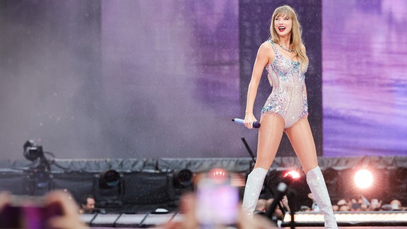 US-Sängerin Taylor Swift steht im Glitzer-Body auf einer Bühne.