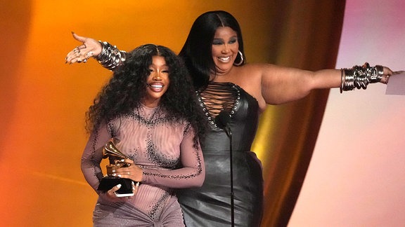 Lizzo überreicht den Grammy für den besten R&B-Song an SZA