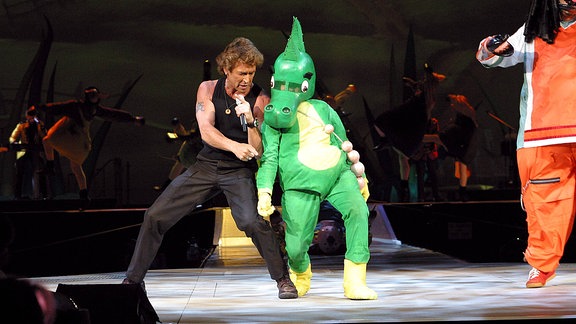 Peter Maffay tanzt mit Tabaluga.