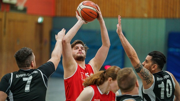 Hannfrieder Briel von den Hot Rolling Bears im Angriff gegen Philipp Wilmes und Tan Caglar von den Ahorn Panther Paderborn.
