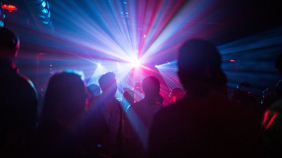 Menschen feiern in einem Club.