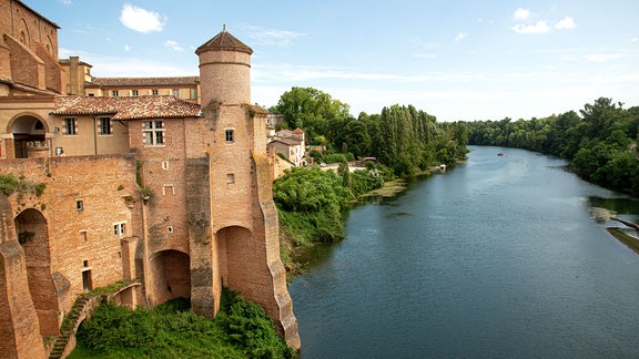 Blick auf die Stadt Gaillac am Fluss Tarn in der französischen Region Okzitanien.