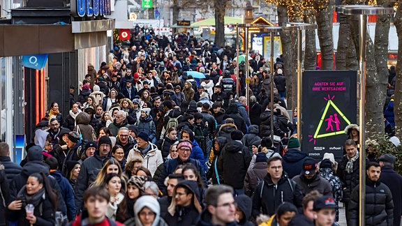 Volle Einkaufsstraße vor Weihnachten. 