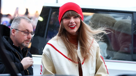Sängerin Taylor Swift mit roter Mütze und wehendem Haar