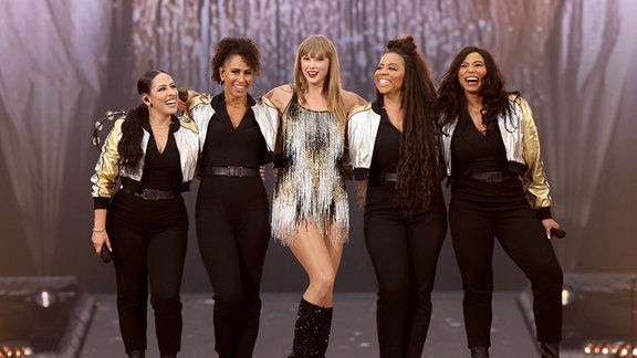 Taylor Swift mit Tänzerinnen