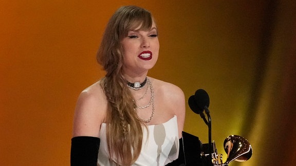 Taylor Swift nimmt ihren Grammy entgegen