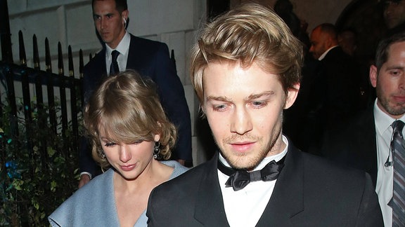 Taylor Swift & Joe Alwyn - Hand in Hand verlassen sie die Tiffany & Vogue Fashion & Film BAFTA After Party in London