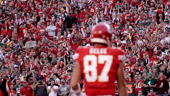 Fans jubeln, nachdem Kansas City Chiefs Tight End Travis Kelce (87) einen Touchdown erzielt hat.