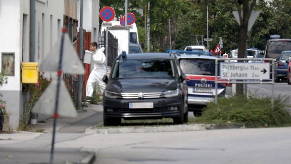 Die Polizei arbeitet am Einsatzort bei einem Großeinsatz.