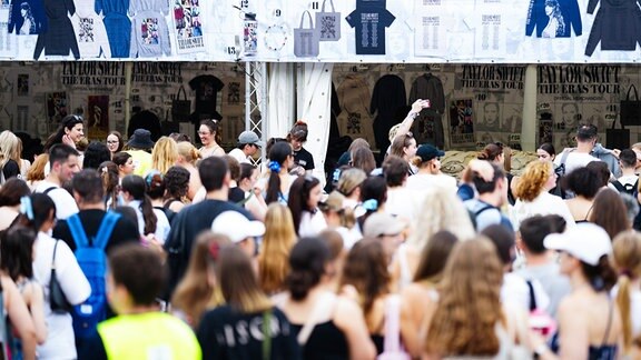 Menschen stehen beim Verkaufsstart des Merchandisings im Rahmen des Taylor Swift-Konzerts vor dem Ernst-Happel-Stadion in Wien an.