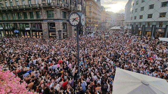 Tausende Taylor Swift-Fans versammeln sich in der Wiener Innenstadt. 