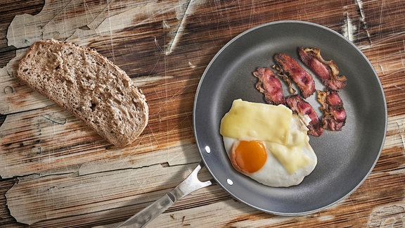 Eier mit SPeck in einer Pfanne