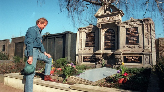 Filmheld Terence Hill am 12.03.1995 auf dem Friedhof von Lommatzsch am Grab seiner Großeltern