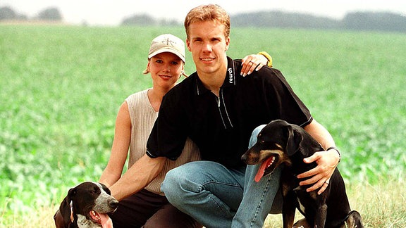 Torhüter Robert Enke mit seiner Freundin Teresa Reim und den Hunden Alamo (li.) und Bo, Aufnahme von 1998