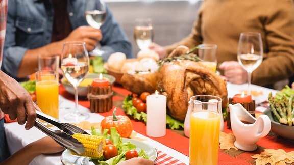 Menschen sitzten an einem gedeckten Tisch