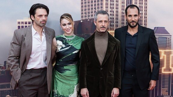 Die Schauspieler*innen Sebastian Stan, Maria Bakalova, Jeremy Strong und Ali Abassi posieren für ein Gruppenfoto.