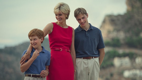 Fflyn Edwards  als Prince Harry, Elizabeth Debicki als Diana, Princess of Wales, und Rufus Kampa als Prince William, 2022