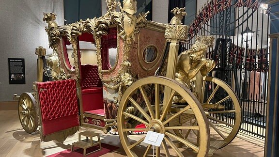 Eine Kutsche ist im Auktionshaus Bonhams ausgestellt.