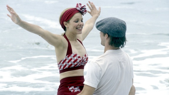 Allie (Rachel McAdams, l) und Noah (Ryan Gosling) genießen am Meer ihre Liebe.