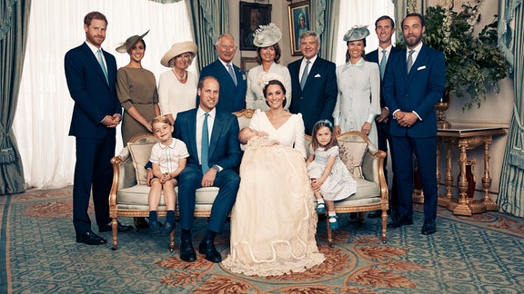 Dieses vom Duke and Duchess of Cambridge am 16.07.2018 zur Verfügung gestellte Foto zeigt sitzend Prinz George (l-r), den britischen Prinzen William, die britische Herzogin Kate mit dem britischen Prinz Louis im Arm und Prinzessin Charlotte sowie stehend den britischen Prinzen Harry (l-r),
