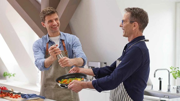 Zwei Männer beim Kochen