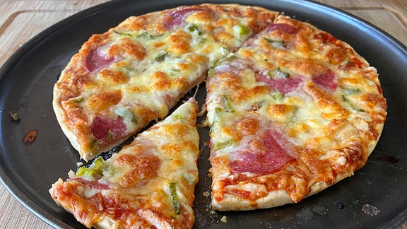 Angeschnittene Tiefkühlpizza