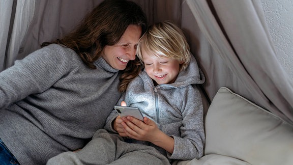 Mutter und Sohn mit Smartphone