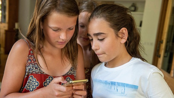 Junge Mädchen mit einem Smartphone.