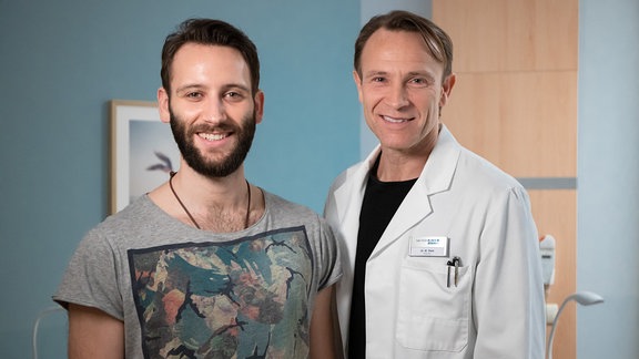 Tim Bettermann und Bernhard Bettermann lachen  am Set 