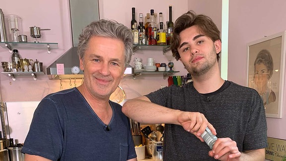 Timothy Peach und Sohn stehen in der Küche