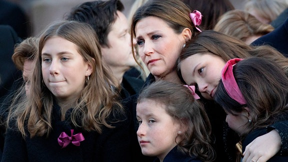 Prinzessin Ingrid Alexandra, Prinzessin Märtha Louise, Angelica Behn, Leah Isadora Behn und Emma Tallulah Behn bei der Beerdigung von Ari Behn